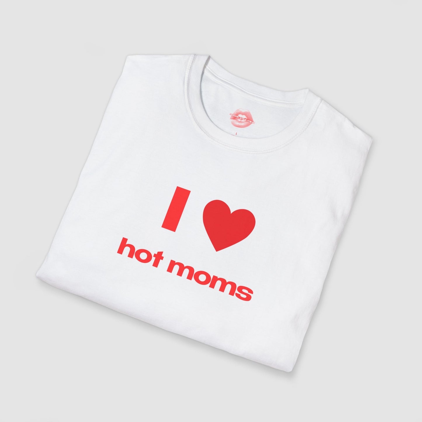 "I Love Hot Moms." | Heart | T-Shirt
