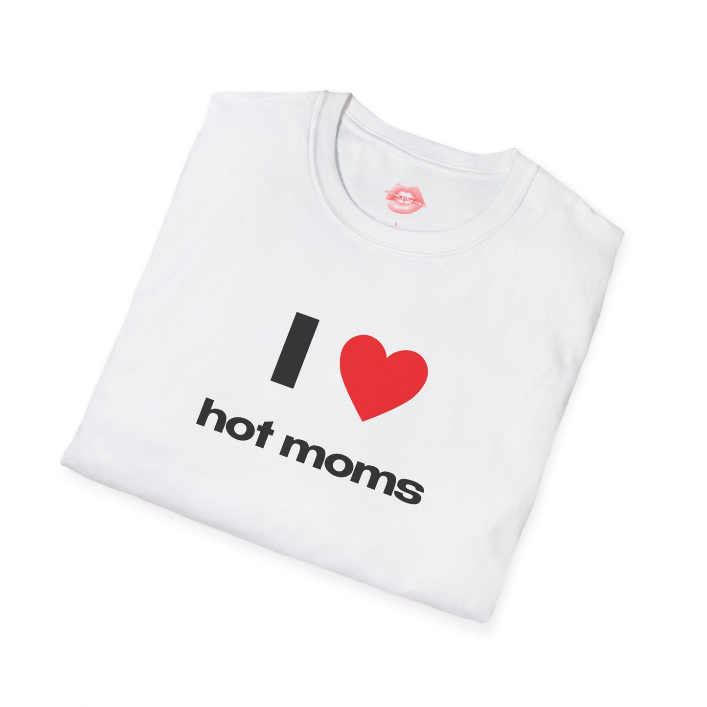 "I Love Hot Moms." | Heart | T-Shirt