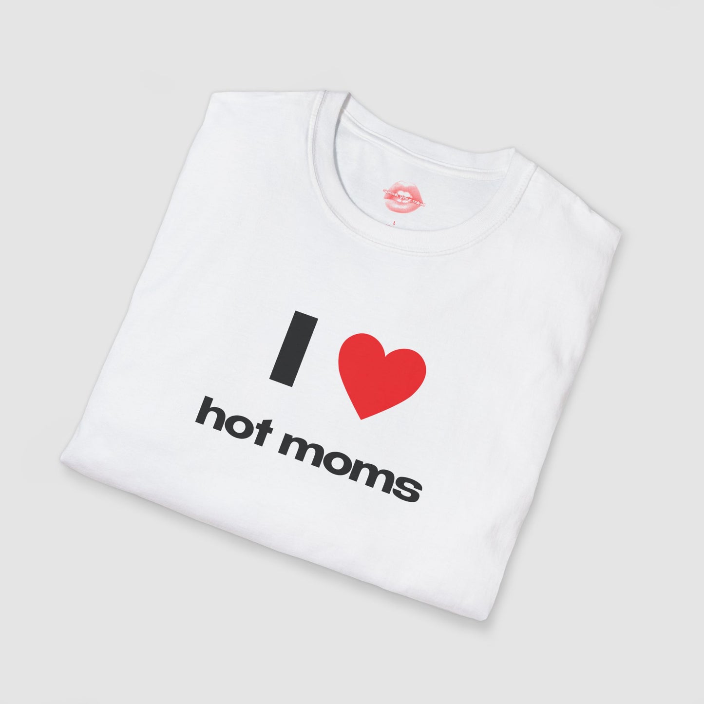 "I Love Hot Moms." | Heart | T-Shirt