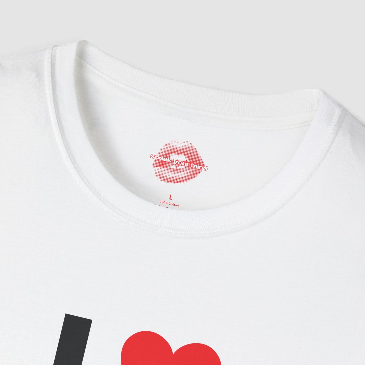 "I Love Hot Moms." | Heart | T-Shirt